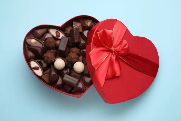 Caixa Forma Coração Com Deliciosos Doces Chocolate Fundo Azul Claro — Fotografia de Stock