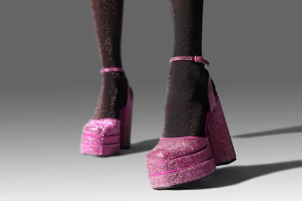 ピンクのハイヒールの靴を身に着けている女性プラットフォームと正方形のつま先でライトグレーの背景 クローズアップ — ストック写真
