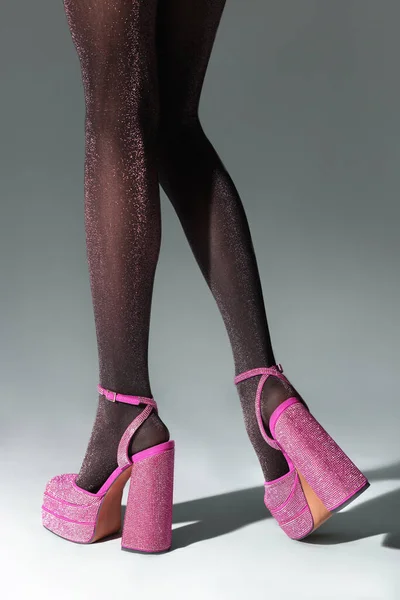 Жінка Рожевих Туфлях Високих Підборах Платформою Квадратними Пальцями Світло Сірому — стокове фото