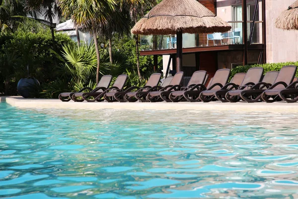 Buitenzwembad Met Ligbedden Het Resort Zonnige Dag — Stockfoto