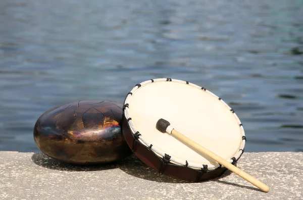 Różne Bębny Pałeczki Pobliżu Morza Instrumenty Muzyczne Perkusyjne — Zdjęcie stockowe