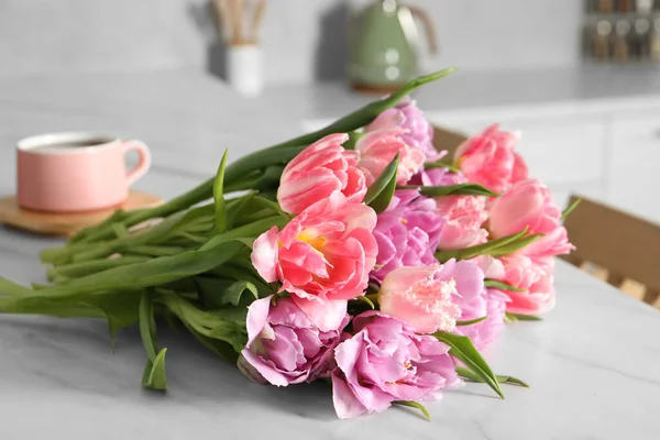 Гарний Букет Різнокольорових Квітів Тюльпанів Білому Мармуровому Столі Приміщенні Крупним — стокове фото