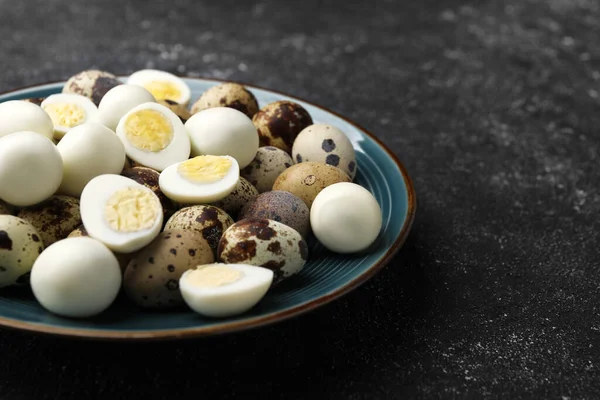 Huevos Codorniz Duros Pelados Sin Pelar Plato Sobre Mesa Negra — Foto de Stock