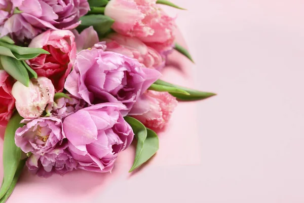 Mooi Boeket Van Kleurrijke Tulp Bloemen Roze Achtergrond — Stockfoto