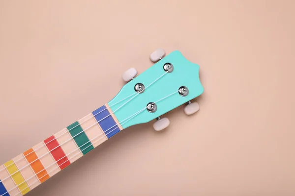 Colorido Pescoço Ukulele Fundo Bege Vista Superior Instrumento Musical Cordas — Fotografia de Stock