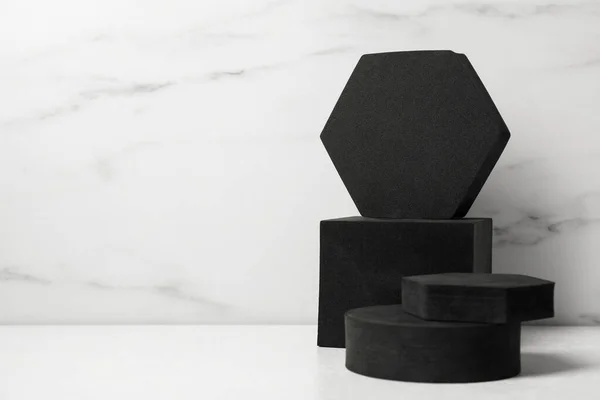 Zwarte Geometrische Figuren Witte Tafel Ruimte Voor Tekst Stijlvolle Presentatie — Stockfoto