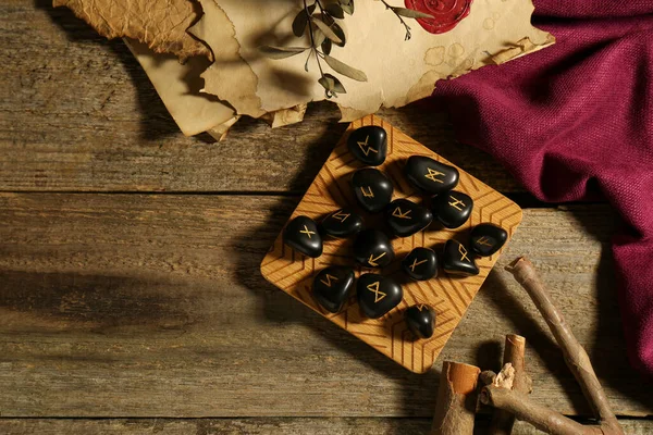 木製のテーブルの上に黒いルーン石と組成 フラットレイアウト テキストのスペース — ストック写真