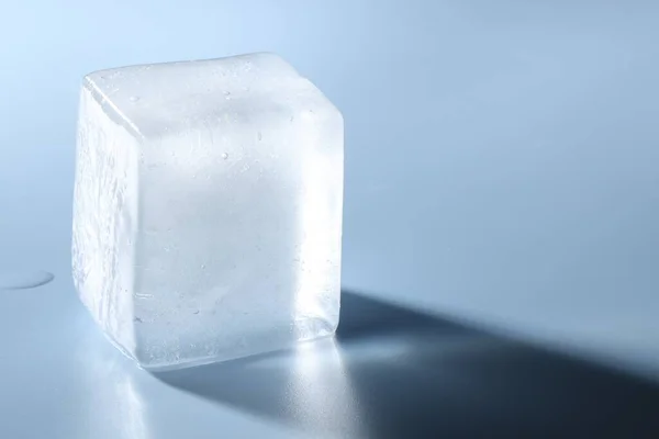 Cubo Gelo Cristalino Sobre Fundo Azul Claro Close Espaço Para — Fotografia de Stock