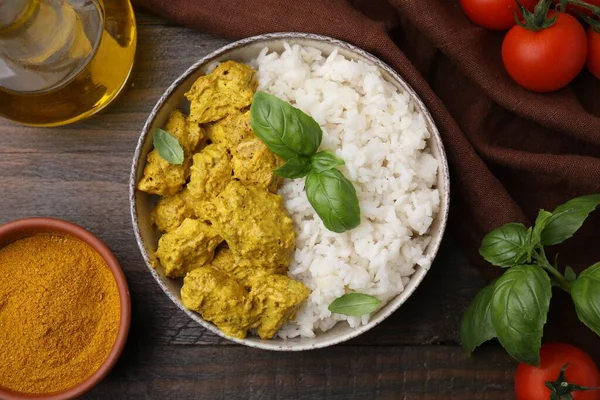 Köstlicher Reis Huhn Mit Currysoße Und Produkten Auf Holztisch Flache — Stockfoto