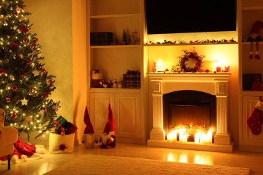 Şömineli sıcak bir oda ve akşamları yanan mumlar. Noel atmosferi