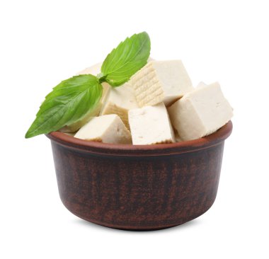 Lezzetli tofu peyniri ve fesleğen beyaza izole edilmiş.