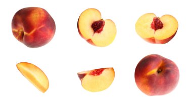 Beyaz arka planda taze şeftali kesimi.