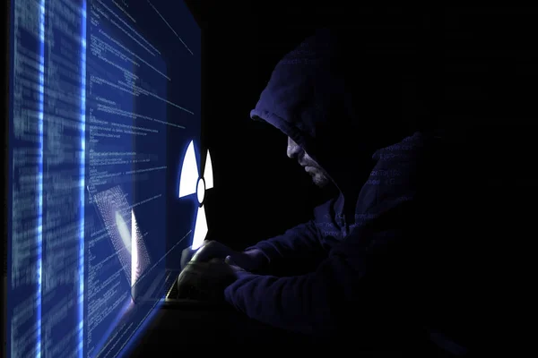 Nükleer Caydırıcı Hacker Karanlıkta Bilgisayar Kullanıyor Kodlu Sanal Ekran Uyarı — Stok fotoğraf