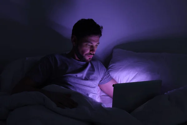 Человек Использующий Ноутбук Постели Ночью Интернет Зависимость — стоковое фото