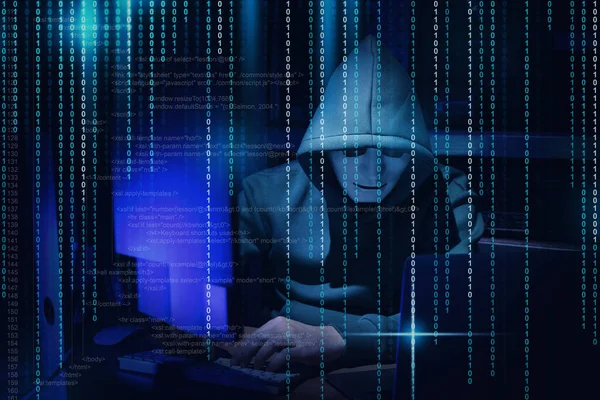 Анонимный Человек Маске Компьютерами Исходным Кодом Двоичным Кодом Темноте — стоковое фото