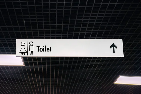 有箭头指示的公厕挂牌 — 图库照片
