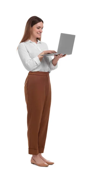 Beyaz Arka Plan Üstünde Laptop Ile Güzel Kadını — Stok fotoğraf