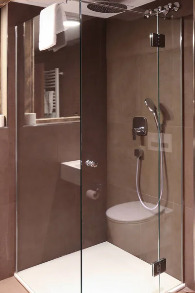 豪华酒店里有带淋浴间的时髦浴室 室内设计 — 图库照片