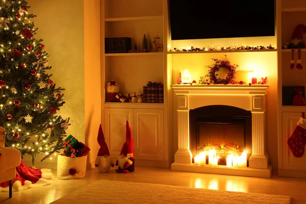 暖炉と夜の燃焼キャンドル付きの居心地の良い部屋 クリスマスの雰囲気 — ストック写真