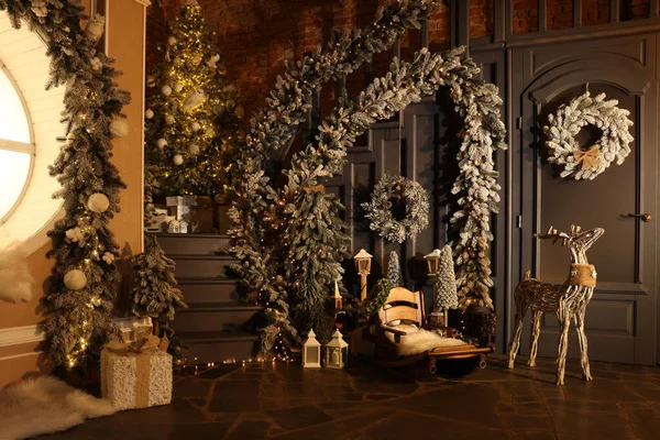 Стильный Интерьер Комнаты Различным Рождественским Декором — стоковое фото