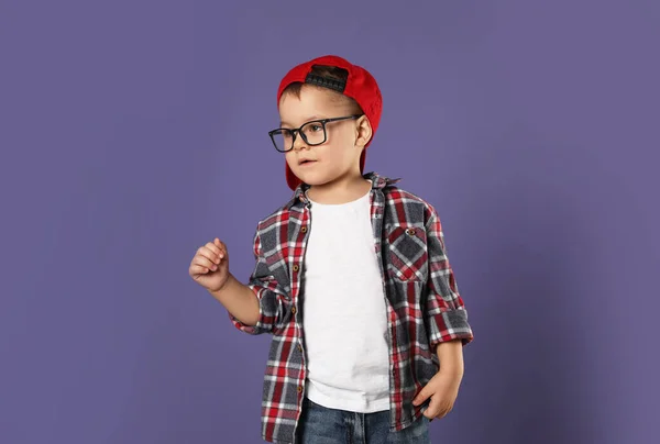 Lindo Niño Gafas Sobre Fondo Púrpura —  Fotos de Stock
