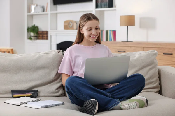 オンライン学習 十代の女の子とともにラップトップオンソファホーム — ストック写真