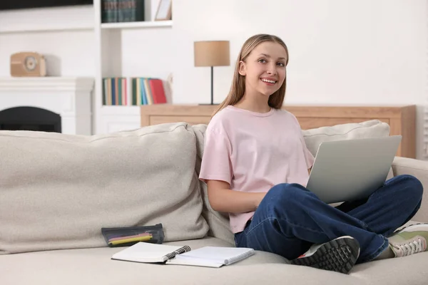 Çevrimiçi Öğrenme Evdeki Kanepede Dizüstü Bilgisayarı Olan Genç Bir Kız — Stok fotoğraf