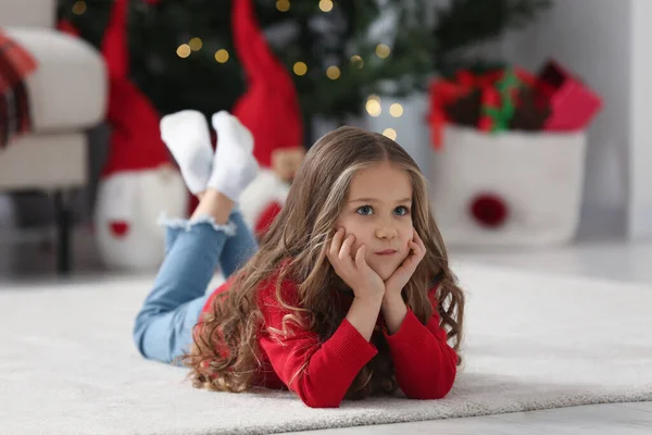 Mała Dziewczynka Leżąca Miękkim Dywanie Domu Świąteczna Atmosfera — Zdjęcie stockowe