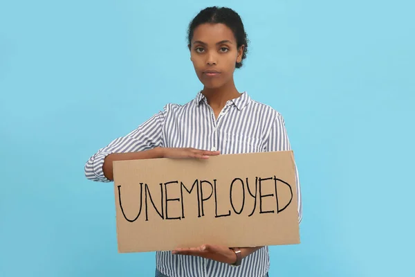 Afroamerikansk Kvinna Håller Skylt Med Ord Arbetslös Ljusblå Bakgrund — Stockfoto