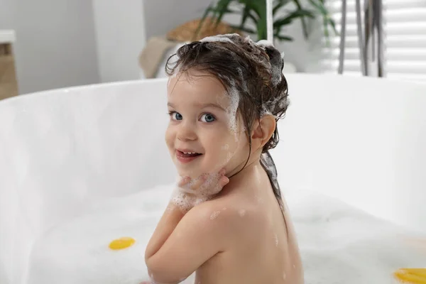 Aranyos Kislány Mosás Haj Samponnal Fürdőszobában — Stock Fotó