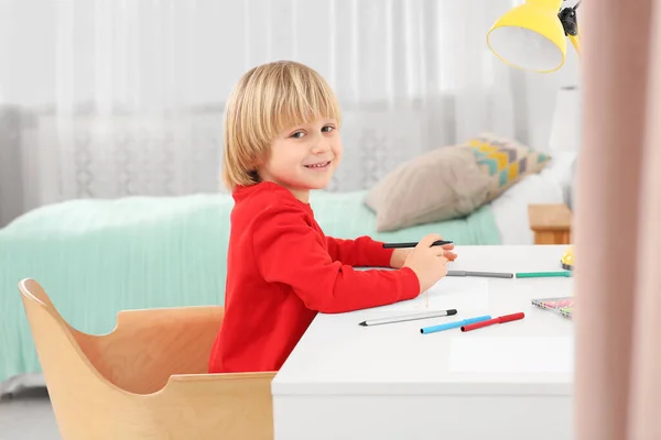 Маленький Хлопчик Малює Столом Кімнаті Домашнє Робоче Місце — стокове фото