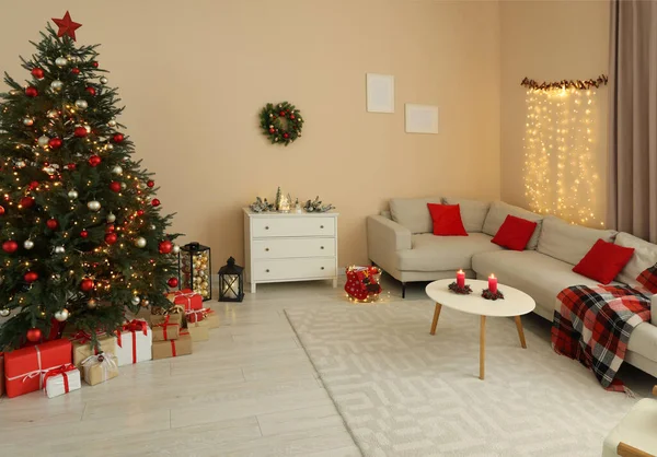 Різдвяний Інтер Красиве Дерево Прикрашене Вадами Кімнаті Затишними Меблями — стокове фото