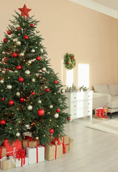 Beautiful Tree Decorated Christmas Room Stylish Furniture Interior Design — Foto Stock