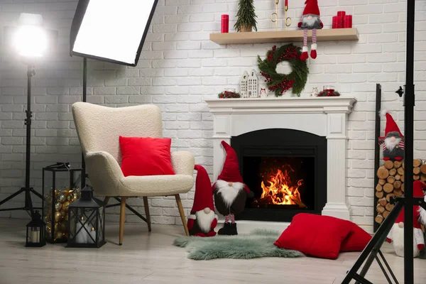 部屋にアームチェアと暖炉付きの美しいクリスマスをテーマにしたフォトゾーン — ストック写真