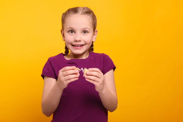 Roztomilé Dívka Drží Chutné Štěstí Cookie Předpovědí Oranžovém Pozadí — Stock fotografie