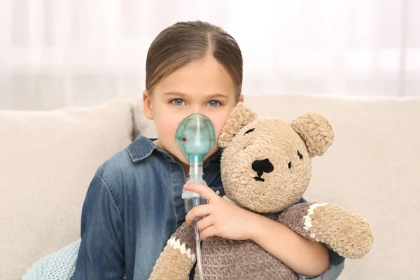 Chora Dziewczynka Zabawka Niedźwiedź Pomocą Nebulizatora Inhalacji Domu — Zdjęcie stockowe