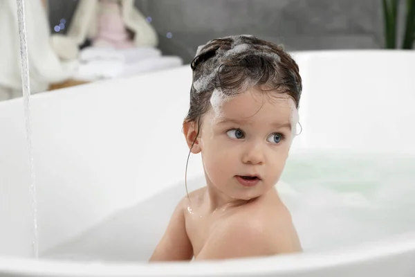 Menina Bonito Lavar Cabelo Com Shampoo Banheiro — Fotografia de Stock