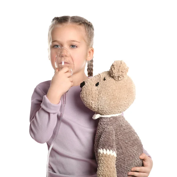 Niña Con Oso Juguete Usando Nebulizador Para Inhalación Sobre Fondo — Foto de Stock