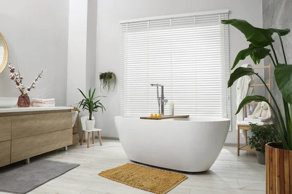 Elegante Baño Interior Con Hermosos Elementos Bañera Decoración — Foto de Stock