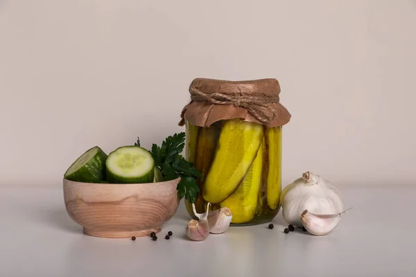 Lezzetli Salatalık Turşusu Ahşap Kasede Sebzeler Beyaz Masada Sarımsak — Stok fotoğraf