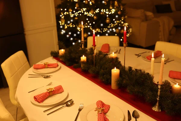 Ünnepi Asztalterítés Gyönyörű Karácsonyi Dekoráció Szobában Belső Kialakítás — Stock Fotó