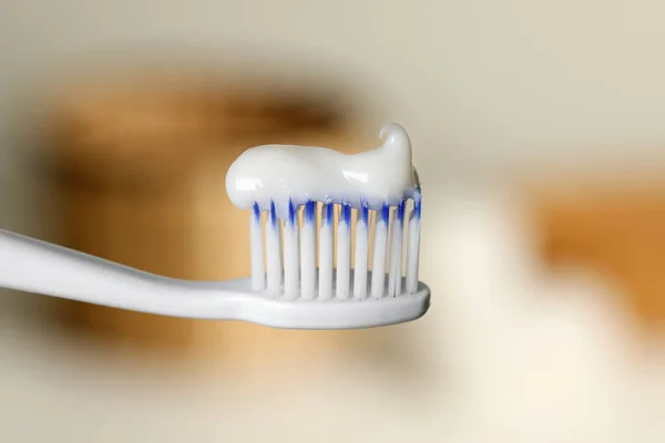 Zahnbürste Aus Kunststoff Mit Paste Auf Verschwommenem Hintergrund Nahaufnahme — Stockfoto