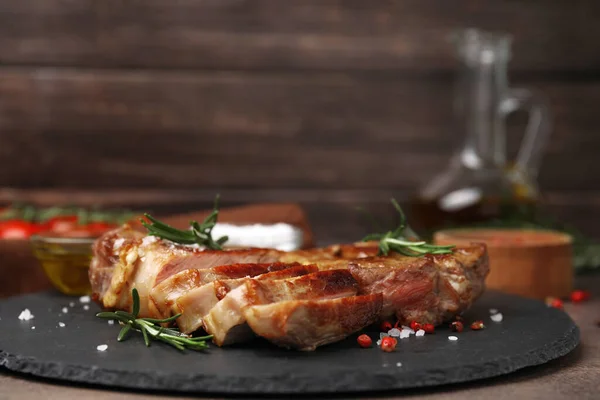 テーブルの上にローズマリーとスパイスとおいしい揚げ肉の作品 クローズアップ — ストック写真