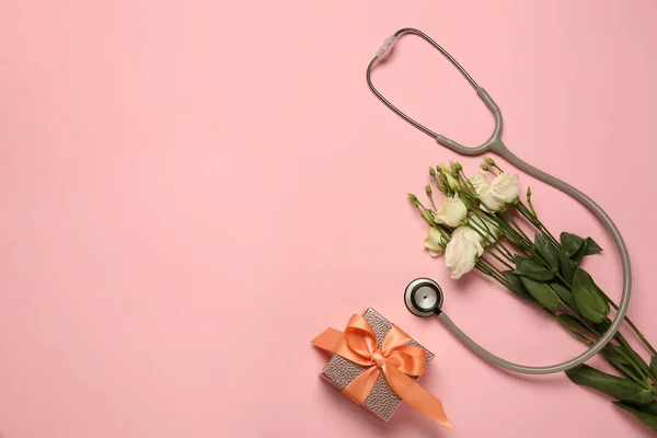 Stethoscope Κουτί Δώρου Και Λουλούδια Ευστό Ροζ Φόντο Επίπεδη Θέσει — Φωτογραφία Αρχείου