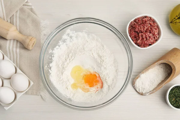 Μπολ Αλεύρι Αυγό Και Προϊόντα Λευκό Ξύλινο Τραπέζι Επίπεδο Lay — Φωτογραφία Αρχείου