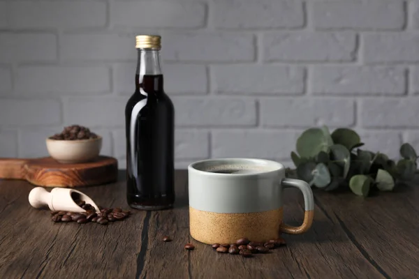 Fles Met Heerlijke Siroop Mok Aromatische Koffie Bonen Houten Tafel — Stockfoto