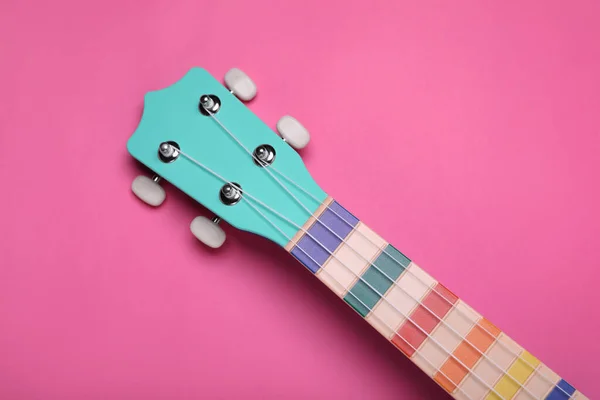 Colorido Pescoço Ukulele Fundo Rosa Vista Superior Instrumento Musical Cordas — Fotografia de Stock