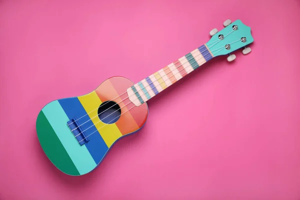 Ukulele Colorido Sobre Fundo Rosa Vista Superior Instrumento Musical Cordas — Fotografia de Stock