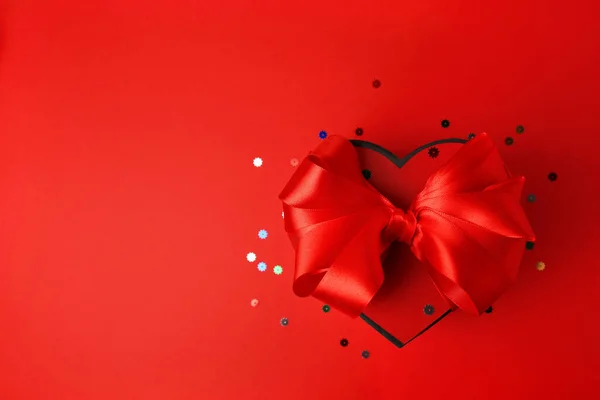Belle Boîte Cadeau Forme Coeur Avec Arc Confettis Sur Fond — Photo