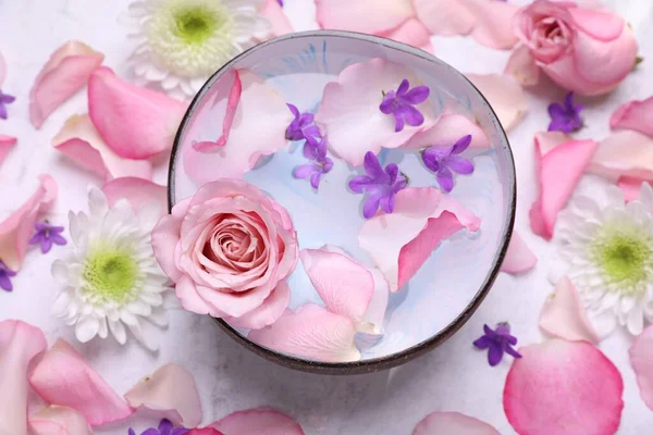 Vlakke Lay Compositie Met Kom Water Mooie Bloemen Lichte Tafel — Stockfoto